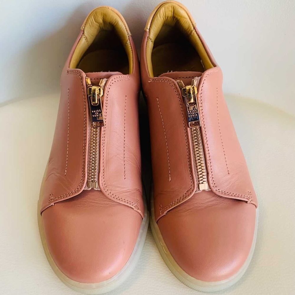 Like new, Pink and nude calfskin flat sneakers